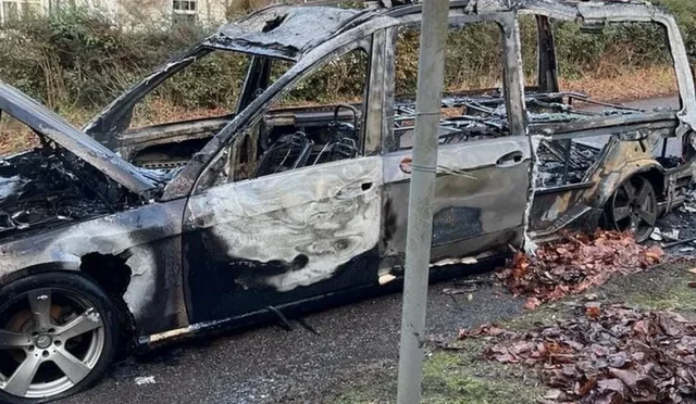 E pazakontë: Makina e funeralit merr zjarr gjatë ecjes, qytetarët “shpëtojnë” të vdekurin