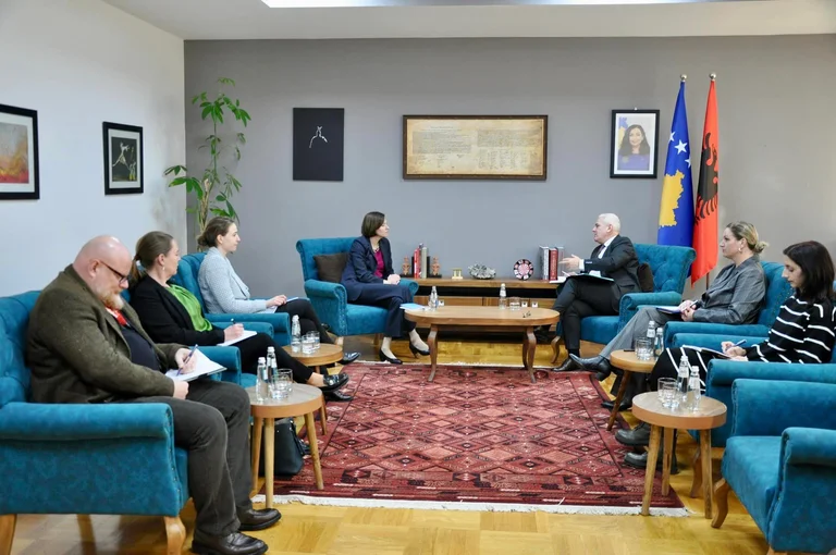 Sveçla: Kërcënimet e Serbisë vazhdojnë të përbëjnë problem serioz për Kosovën