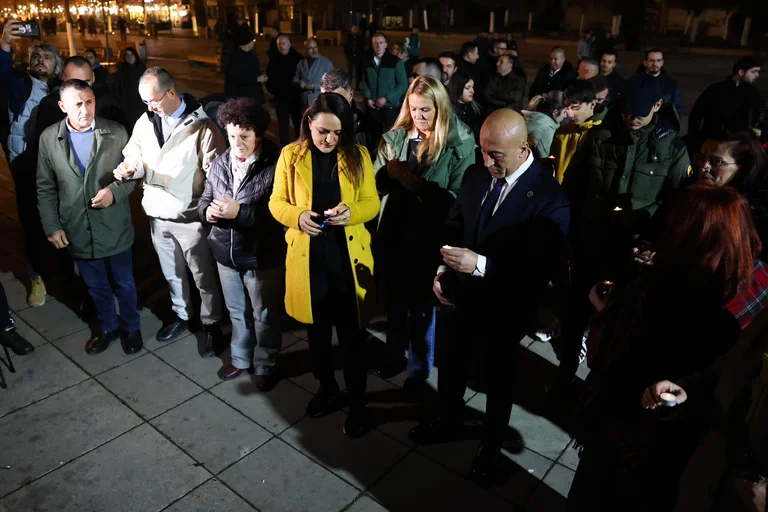 Haradinaj e bashkëshortja e Veselit nderojnë avokatin, Andrew Strong (FOTO)