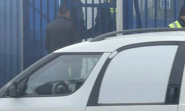 Djali i Haxhi Shalës hyn në zyret e EULEX’it(VIDEO)