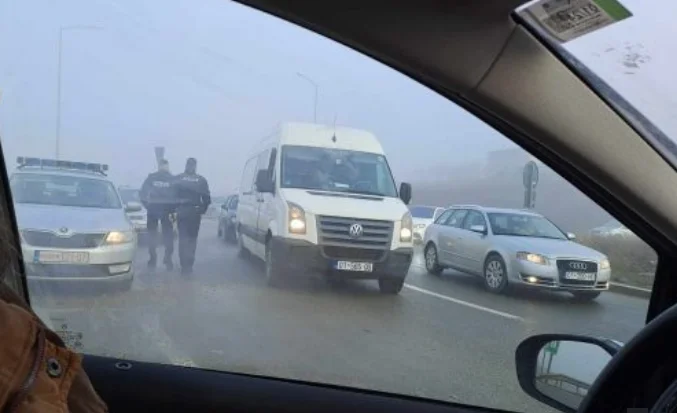 Mbyllet rruga ku ndodhi aksidenti i rëndë, krijohen kolona kilometërshe