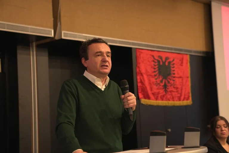Fjalimi i Kurtit në Berlin para bashkatdhetarëve me flamurin shqiptar, por jo edhe të Kosovës