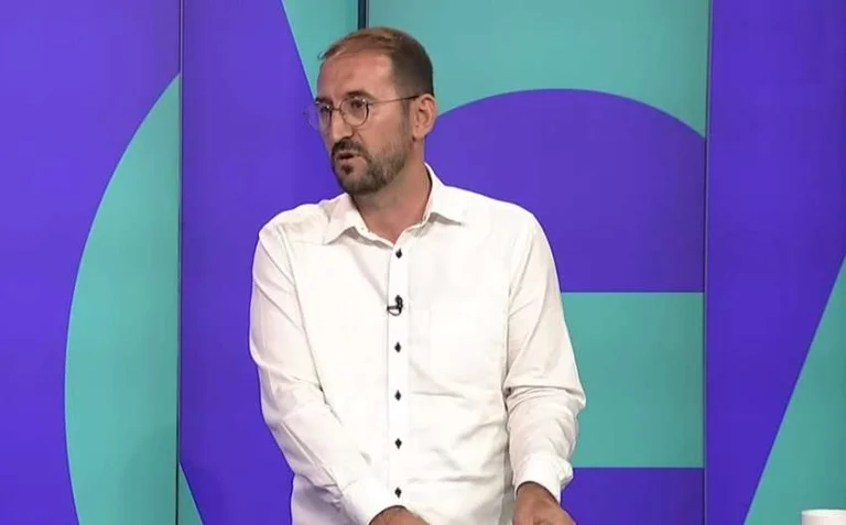 Skandalizon asamblisti i VV-së, e sulmon Njësinë Speciale që protestuan: Hiqni uniformat e kartelat e PDK-së