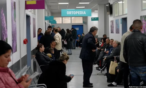Deri në gjashtë orë pritje për shërbime specialistike në ambulancat e QKUK-së