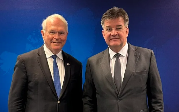 Lajçak e Hill takohen në Bruksel: Shkëmbyem mendime e plane ‘të dobishme’ rreth Dialogut Kosovë-Serbi