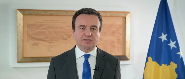 Kurti i falenderon serbët në serbisht që po i ndërrojnë targat dhe që po aplikojnë për pasaporta (VIDEO)