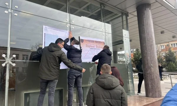 Pas dështimit në PISA, organizata studentore ngjet diplomën e Nagavcit në objektin e MASHTI’t