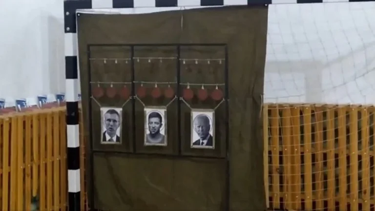 Edhe këtë e bëjnë rusët, detyrojnë fëmijët të ushtrojnë qitje – shtien mbi fotografitë e Bidenit, Zelenskyt e Stoltenbergut