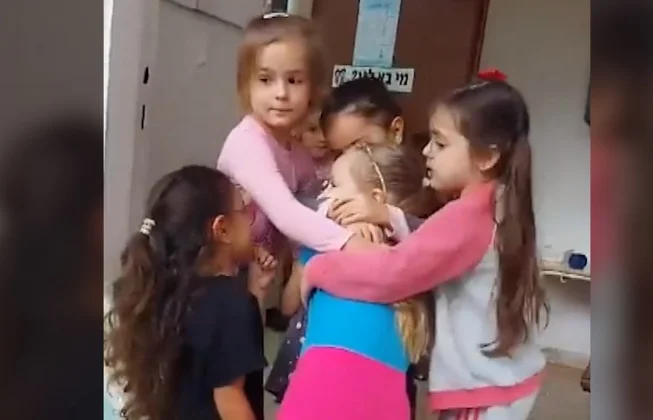 5-vjeçarja e marrë peng nga Hamasi kthehet në shkollë, përqafohet nga shoqet e klasës (VIDEO)