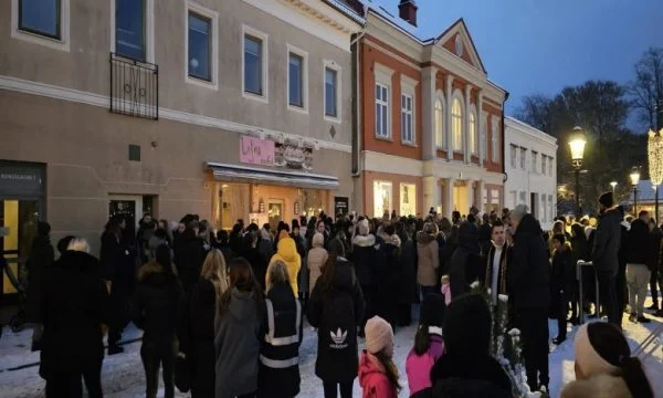 Shqiptarë e suedezë bëjnë homazhe për Liridonën para kafiterisë ku ka punuar ajo
