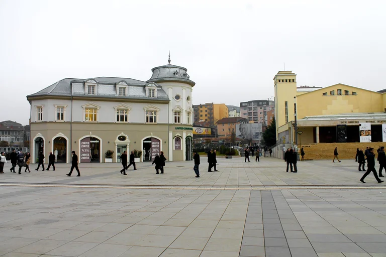 Mos e prek, VV: Deputeti i pushtetit pa maskë në qendër të Prishtinës (Foto)