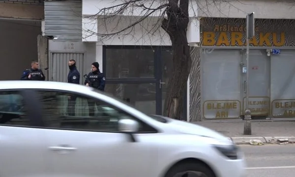 Policia po e ruan argjendarinë pronari i së cilës u arrestua në lidhje me grabitjen në Suharekë