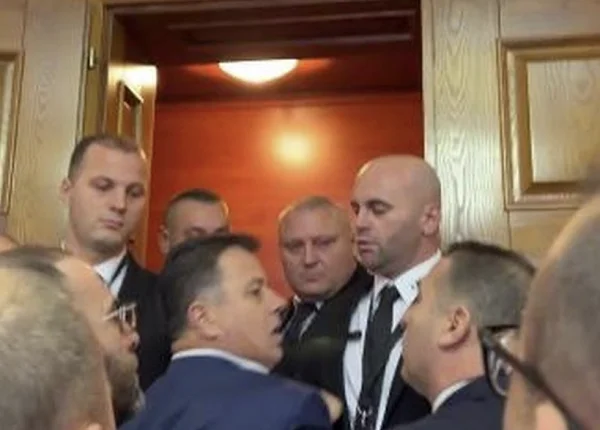‘Ik or pirdhu’: Tensione në Kuvendin shqiptar