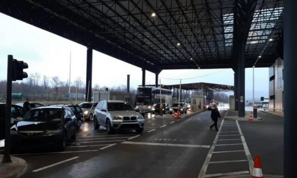 Policia i sekuestron 24 thika në një autobus që po hynte në Kosovë nga Merdarja