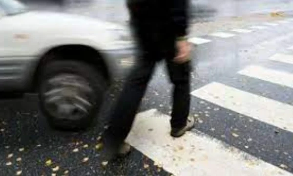Vdes këmbësori që u godit dje nga një veturë në Prishtinë