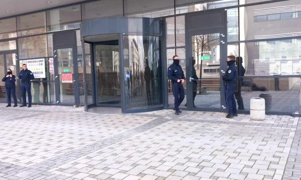 Naim Murseli dhe dy të dyshuarit e tjerë futen në gjykatë fshehurazi nga mediat