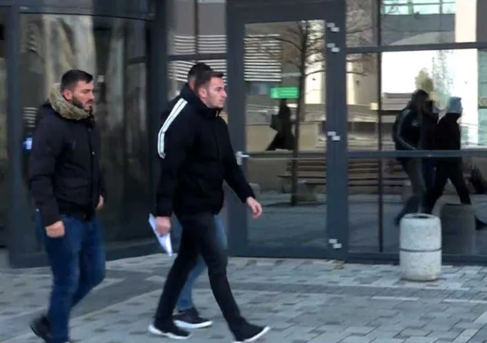 Vëllai i Liridona Ademajt arrin në Gjykatë, seanca ndaj Naim Murselit dhe dy të tjerëve pritet të nisë nga ora 9:30