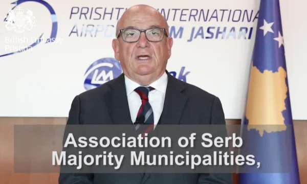 Emisari britanik lë një video përmbledhëse para se të largohet nga Kosova, ka një mesazh edhe për Asociacionin