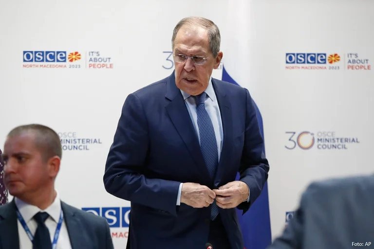 Lavrov kritikon BE-në për dialogun Kosovë – Serbi