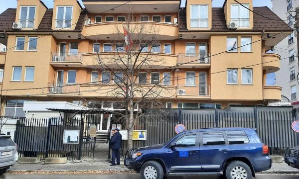 Përfundon vizita e Trëndafilovës në ambasadën e Zvicrës, nuk prononcohet për media