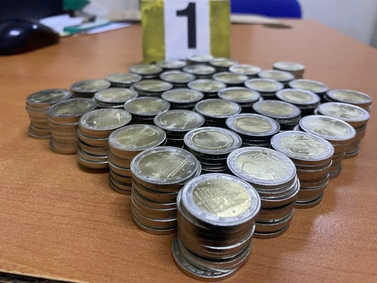 Le tribunal accuse six suspects de contrefaçon de pièces de 2 euros d'un mois en détention