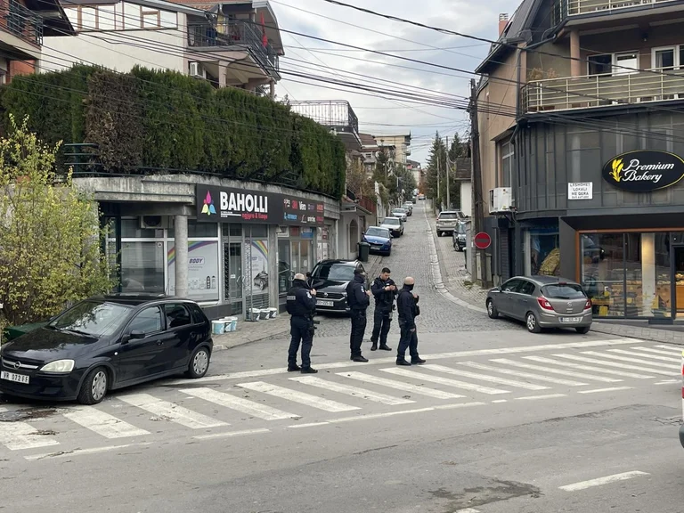 Një i vrarë, shtatë të arrestuar e një polic i plagosur nga shkëmbimi i zjarrit – krejt çka ndodhi dje në aksionin kundër grabitësve të arit në Suharekë