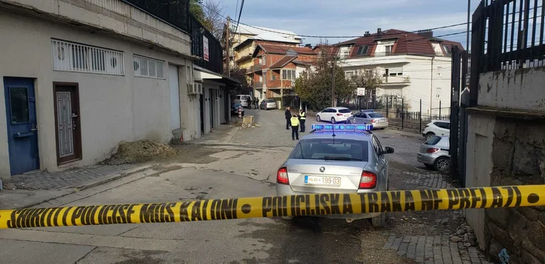 Il fratello dei rapinatori fuggitivi, la polizia, circondano il quartiere di DHRAgodan.