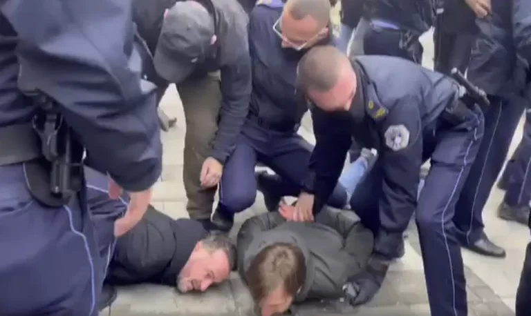 Es gibt einen Protest: Dardan Molliq und Nol Nushi (VIDEO) werden verhaftet