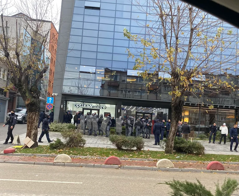 Rapporto KMDLNJ: La polizia ha usato la forza sproporzionale nella protesta PSD