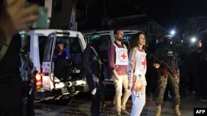 Hamas veröffentlicht weitere 12 Geiseln, Israel sagt