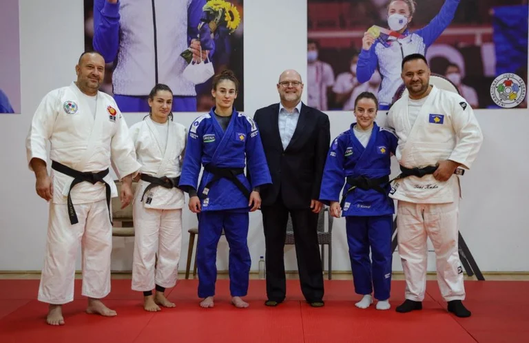 Hovenier visita gli Juds del Kosovo