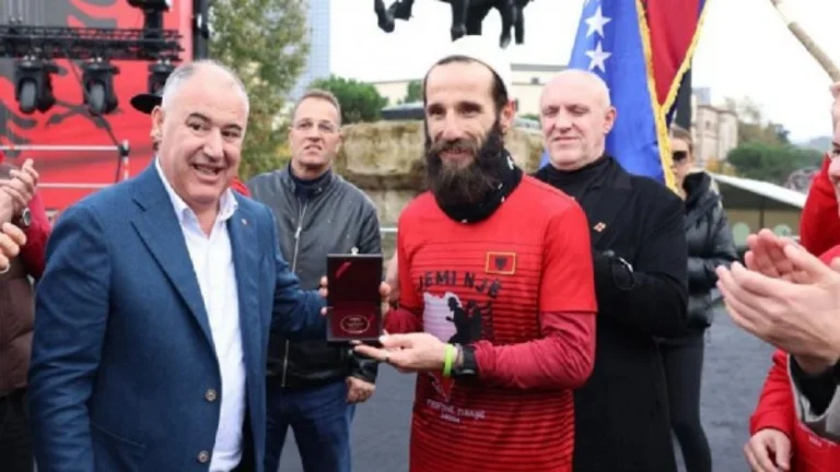 Runs 260km von Pristina nach Tirana, Zyberaj nimmt Medaille aus der Stadthalle Tirana