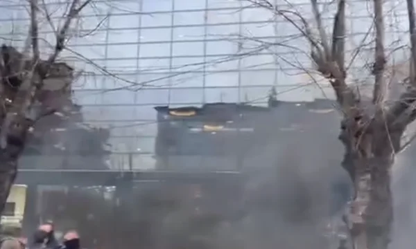PSD bombea gas lacrimógeno delante de la instalación donde Trendafilova está de pie