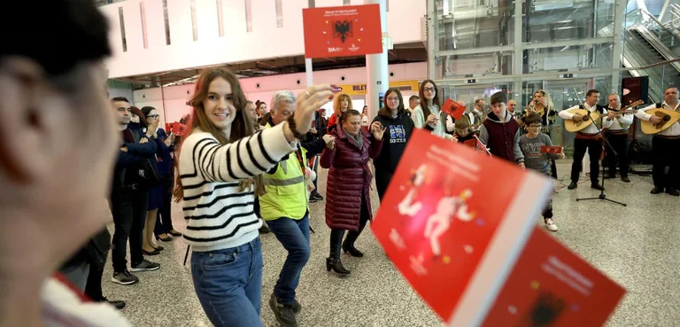 Special surprise at Tirana Airport: Foreign tourists throw it to Albanian dancer (VIDEO)