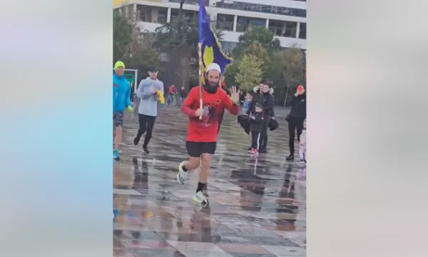 Le moment où l'athlète Erzen Zyberaj arrive à Tirana, qui quitte Pristina pour célébrer le Festival du drapeau