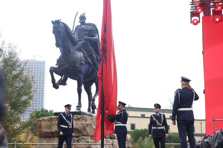 28. November in Tirana: Flag up in “Square Skenderbej”