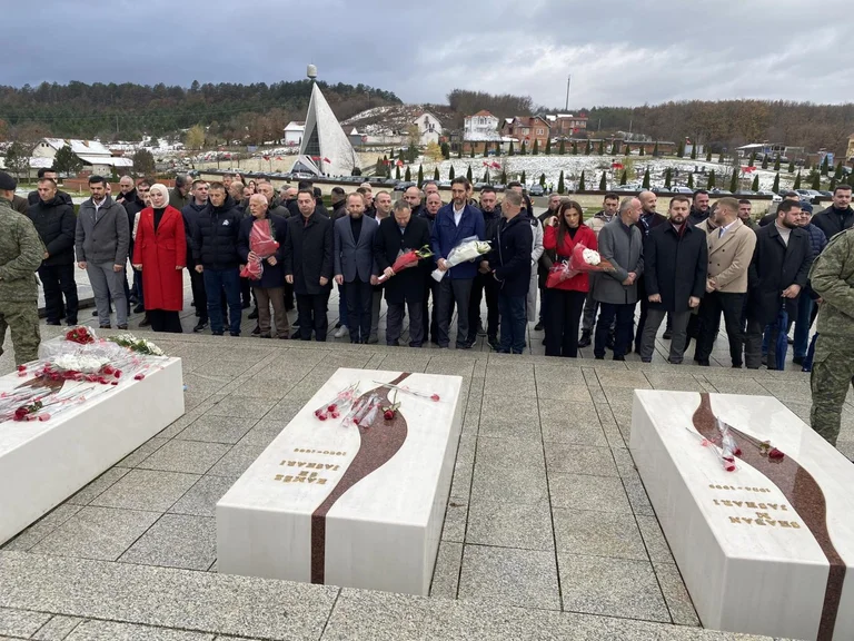 PDK rinde homenaje en el Complejo Conmemorativo