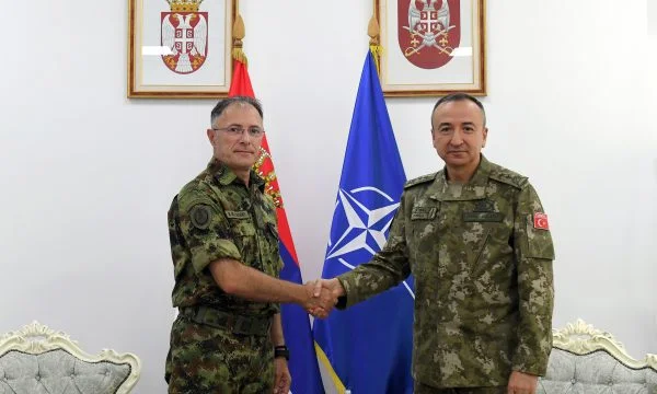 KFOR Commander ruft mit dem serbischen Armee Commander ein Monat nach dem Treffen in Belgrad an