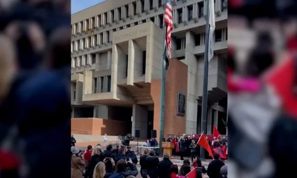 Boston Albanesi vestire rosso e nero, con canzone e danza che celebra il Flag Day