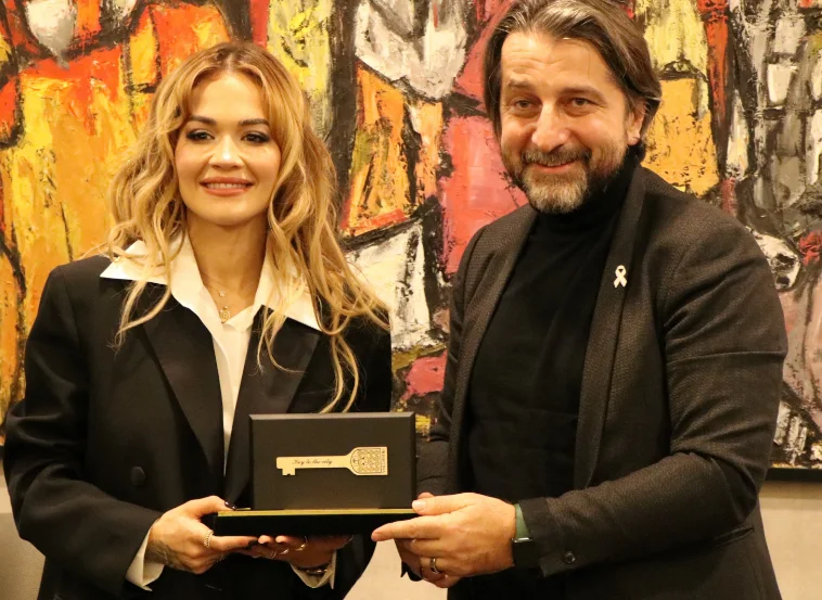 Rama consegna la chiave di Rita Ora al capitale