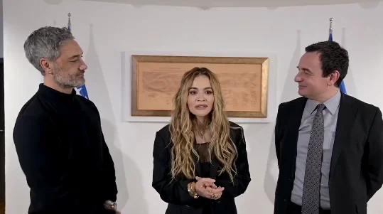 Premierminister Kurti beherbergt Rita Ora und ihr Mann (VIDEO)