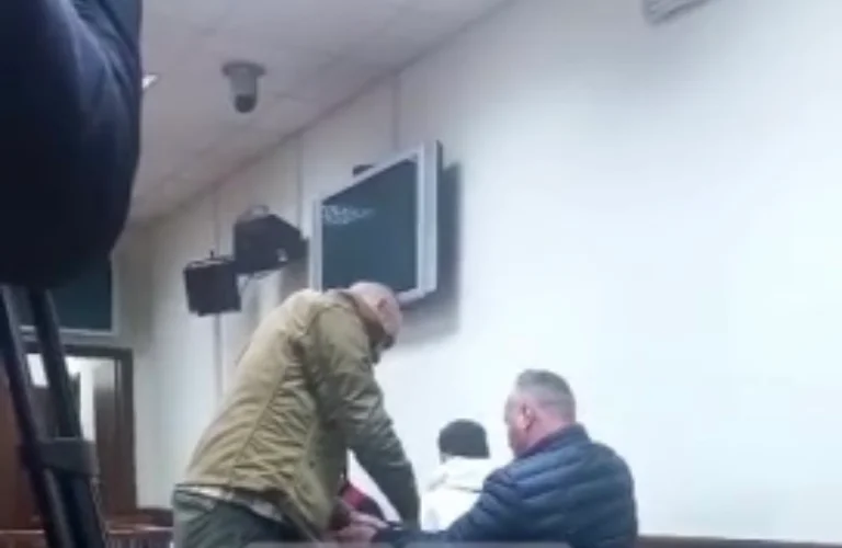 Robo de Suhareka: Comienza audiencias contra sospechosos, publicando imágenes cuando entran al hall