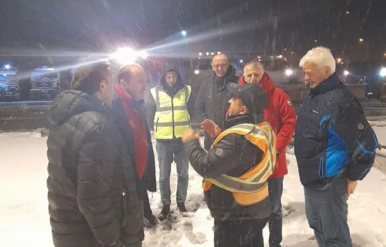 Ali y Durmish en el campo para echar un vistazo al trabajo que se está haciendo para limpiar caminos de nieve