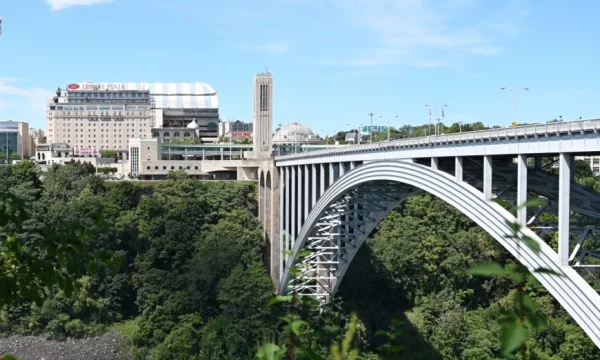 FBI investiga la explosión de un vehículo en el puente que conecta Estados Unidos y Canadá