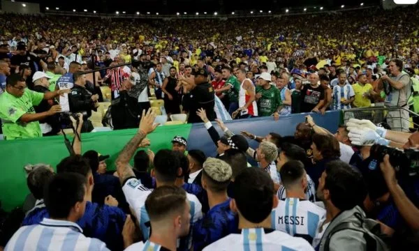 Sicht auf das Brasilien-Argent Spiel: Polizei gibt Fans, darunter Fußballer