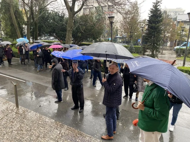 QMF technical workers and several schools in Pristina protest in front of municipality