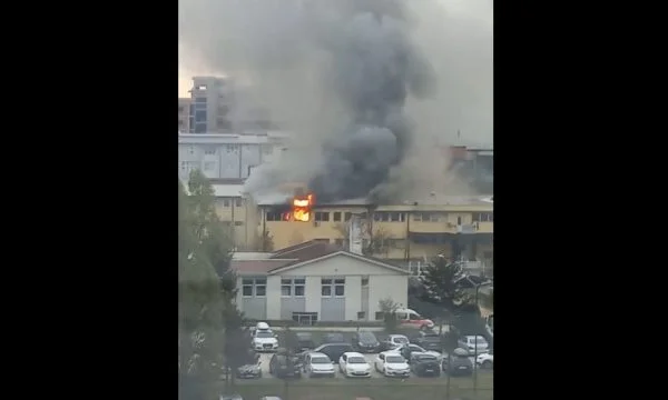 Zjarr i madh shpërthen te QKUK, flakët kaplojnë njërin ndër objektet