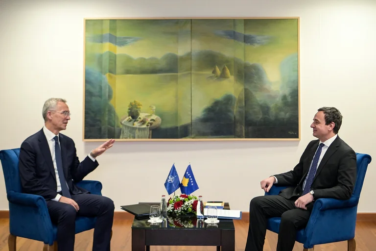 Kurti spielt Militärexperte beim NATO-Chef, spricht mit dem Militärwaffensystem Serbiens
