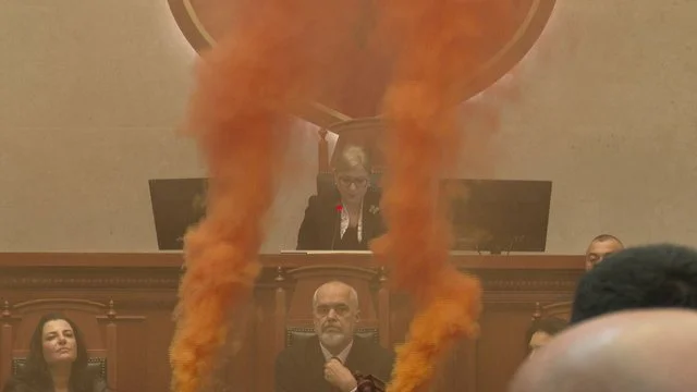 Albanienisches Parlament unter Rauch