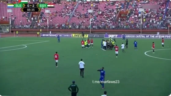 Los fans trataron de golpear a Salah, el ejército entra en el campo para protegerlo.